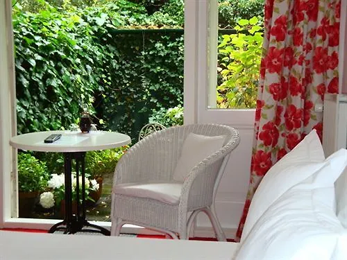 Bed And Breakfast Amsterdam contacts